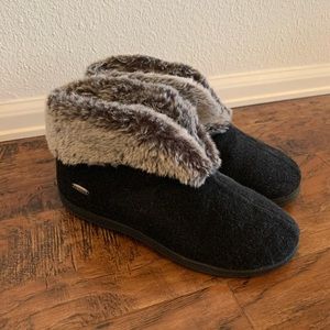 New Acorn Slippers SZ 8-9